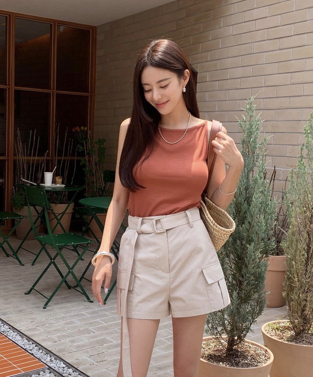 Quần shorts vải là item có khả năng trẻ hoá style - Ảnh 6.