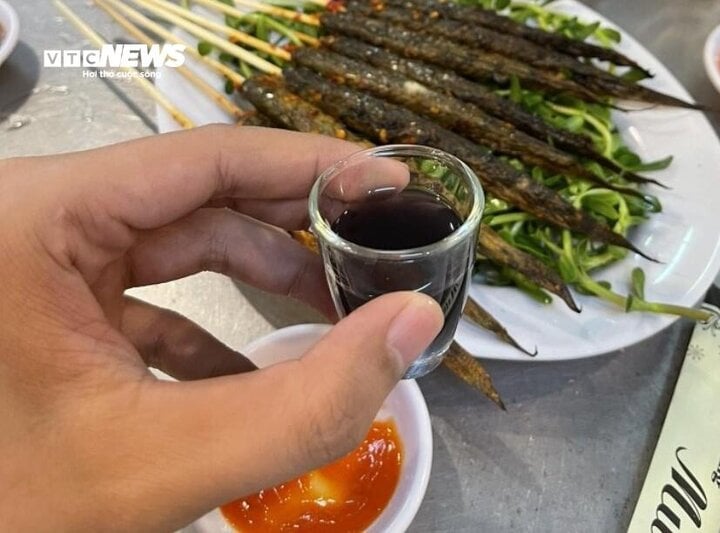 Chế độ ăn uống và lối sống không lành mạnh của người trẻ là một trong những nguyên nhân bị bệnh gout. (Ảnh minh họa)