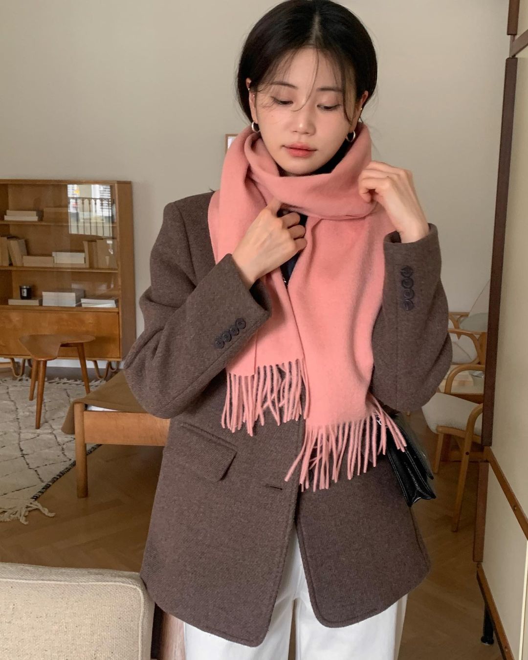 5 chiêu diện đồ ấm áp cho ngày lạnh bất chợt- Ảnh 3. 5 chiêu diện đồ ấm áp cho ngày lạnh bất chợt- Ảnh 3.