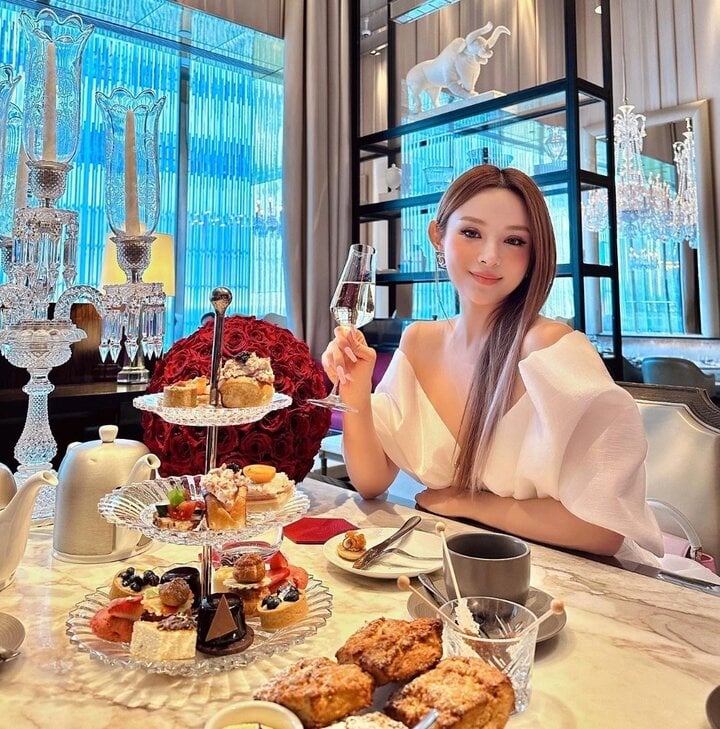 Mỹ nhân sinh năm 1989 được nhận xét là có "số hưởng" từ khi kết hôn. Lễ cưới của cô và ông chủ chuỗi khách sạn sang chảnh nổi tiếng TP.HCM là một trong những sự kiện showbiz thu hút truyền thông năm 2013.