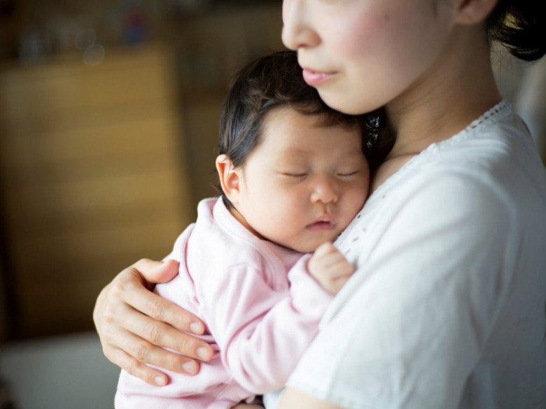 Trẻ "bám mẹ" và trẻ được ông bà, người giúp việc chăm, ai lớn lên tốt hơn? Chuyên gia có câu trả lời không tưởng - 1