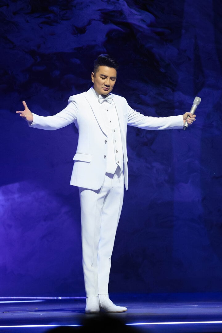 Liveshow "Ngày em thắp sao trời" của Đàm Vĩnh Hưng diễn ra tại Hà Nội tối 18/5.