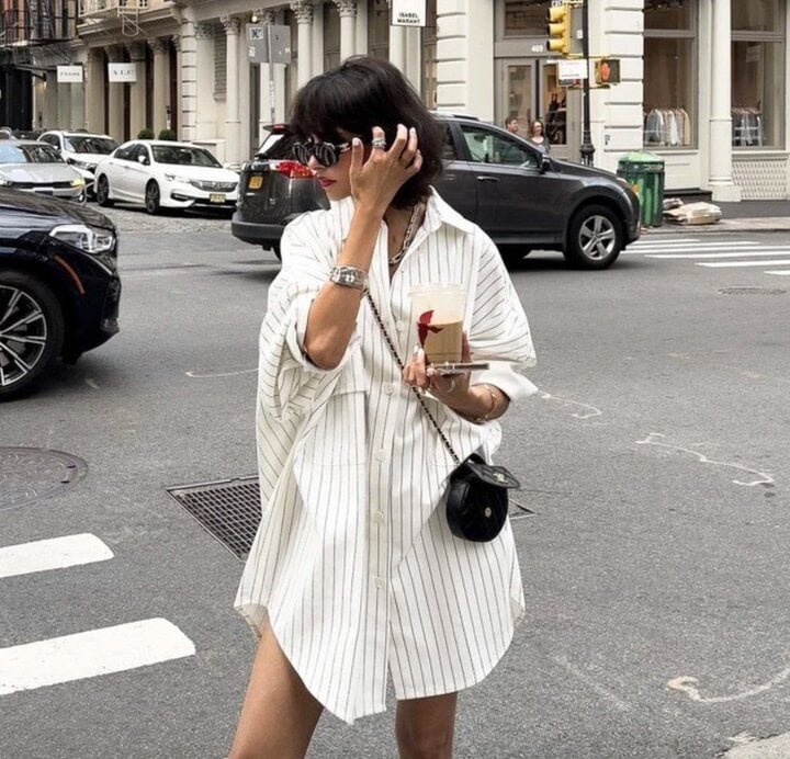 Để mang đến vẻ đẹp quyến rũ và gợi cảm chính là áp dụng mặc sơ mi theo phong cách "giấu quần". Đây là kiểu diện đồ mang đến cho nàng vẻ tươi trẻ và sành điệu.