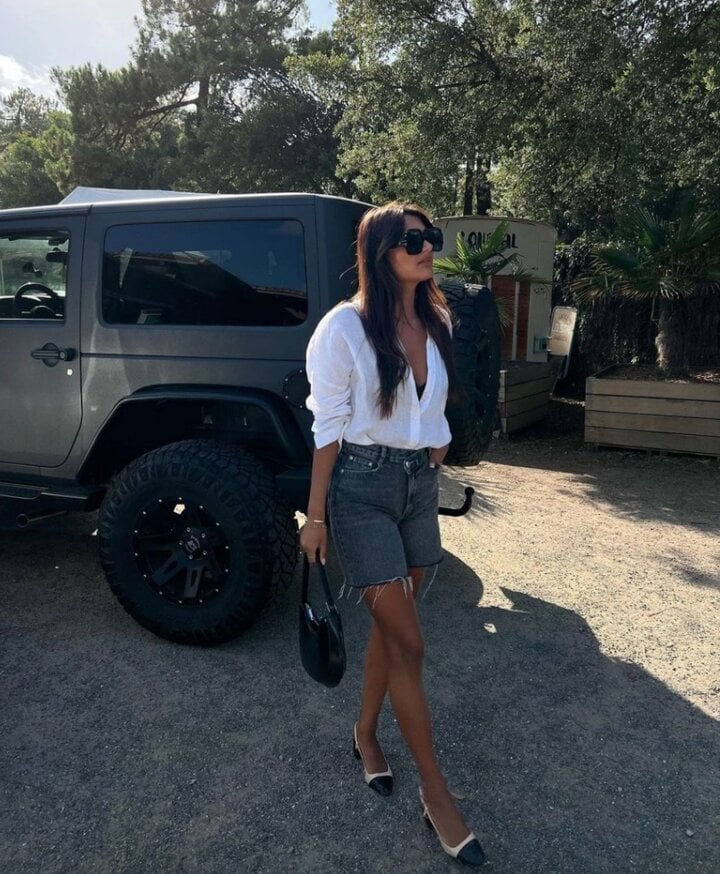 Sơ mi trắng phối cùng quần shorts dáng lửng cũng giúp chị em thêm phong cách, sành điệu hơn.