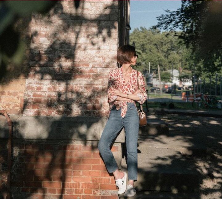 Thay vì cứng nhắc với phong cách sơ vin gọn gàng, chị em có thể biến chiếc áo sơ mi trở nên thú vị hơn bằng cách buộc hai vạt trước áo. Không chỉ rút gọn được thời gian cho thao tác “cắm thùng”, phong cách này còn đem tới cảm giác phóng khoáng, cuốn hút.