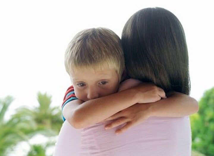 Chăm con mắc tự kỷ, lâu dần người mẹ rơi vào trầm cảm. (Ảnh minh họa)