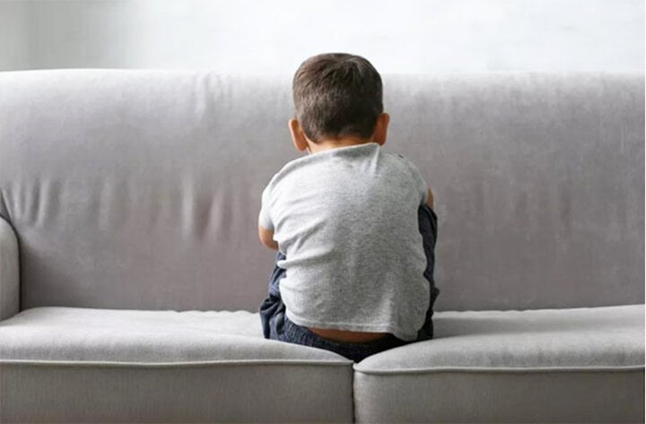 Con chị Mai chẳng bao giờ nhìn vào mặt mẹ. (Ảnh minh họa)