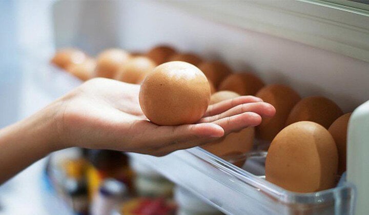 Không nên bảo quản trứng ở cánh cửa tủ lạnh.
