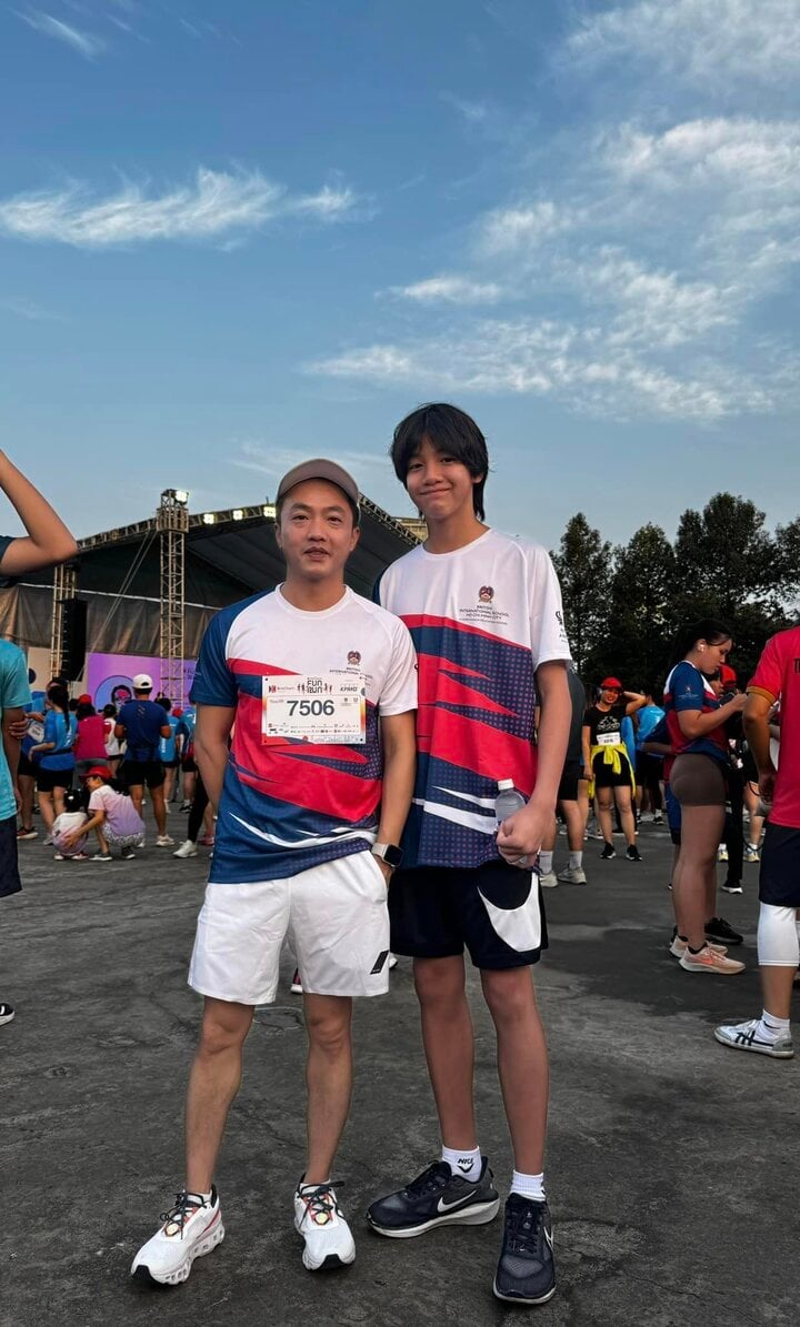 Nam doanh nhân "lép vế" khi đứng cạnh cậu cả.