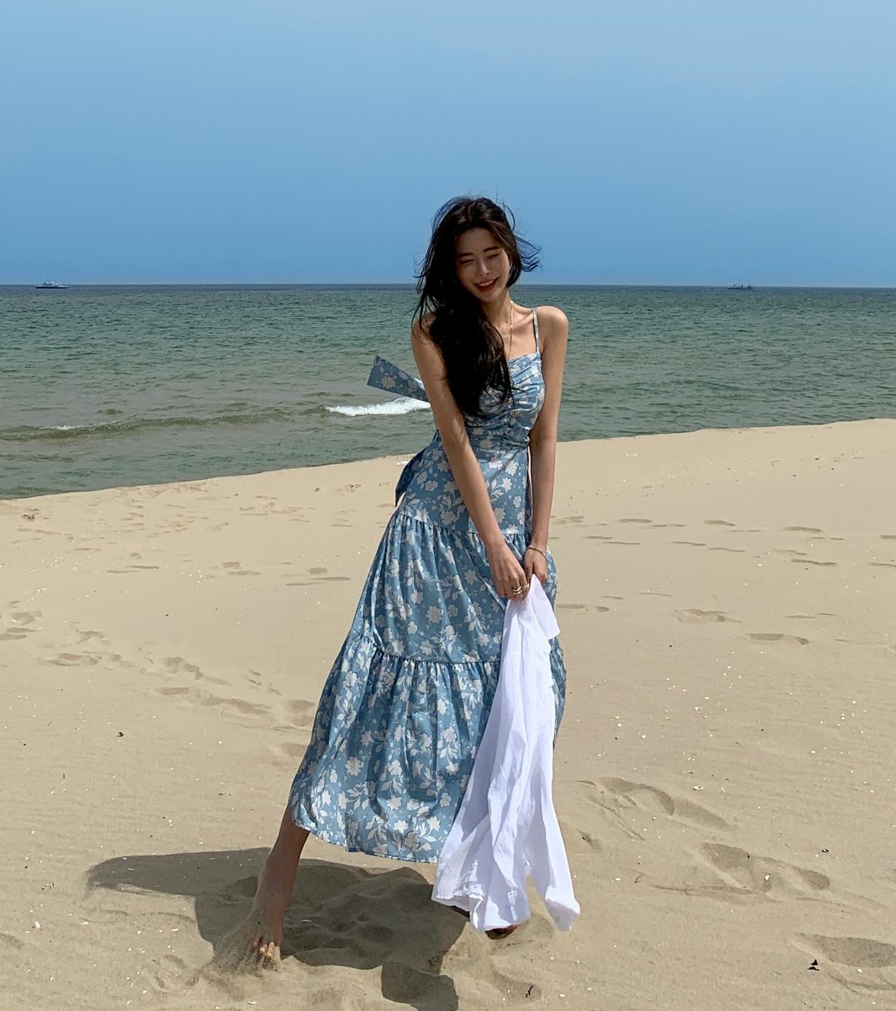 Gợi ý 10 cách diện váy hai dây xinh tươi cho chuyến du lịch mùa hè- Ảnh 2. Gợi ý 10 cách diện váy hai dây xinh tươi cho chuyến du lịch mùa hè- Ảnh 2.