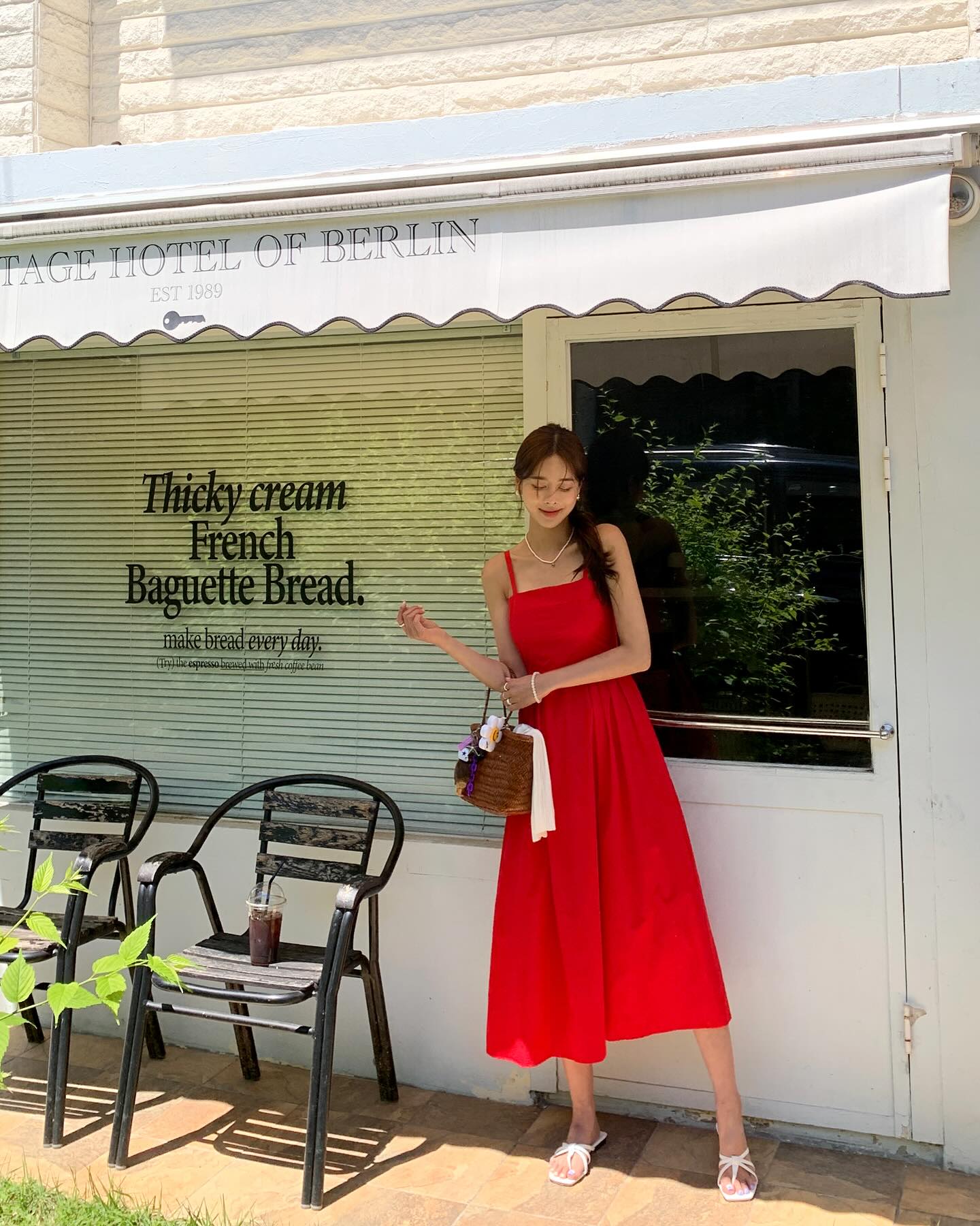 Gợi ý 10 cách diện váy hai dây xinh tươi cho chuyến du lịch mùa hè- Ảnh 5. Gợi ý 10 cách diện váy hai dây xinh tươi cho chuyến du lịch mùa hè- Ảnh 5.