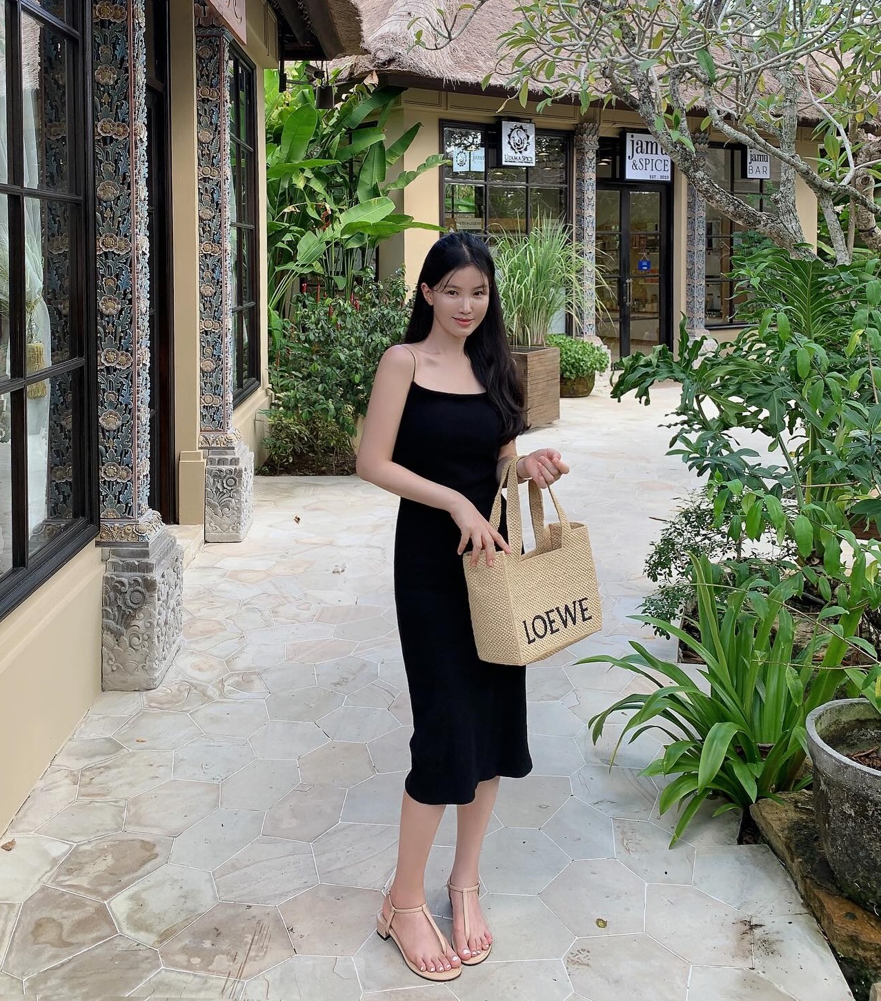 Gợi ý 10 cách diện váy hai dây xinh tươi cho chuyến du lịch mùa hè- Ảnh 6. Gợi ý 10 cách diện váy hai dây xinh tươi cho chuyến du lịch mùa hè- Ảnh 6.