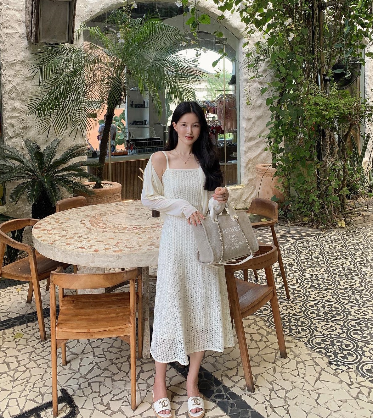 Gợi ý 10 cách diện váy hai dây xinh tươi cho chuyến du lịch mùa hè- Ảnh 7. Gợi ý 10 cách diện váy hai dây xinh tươi cho chuyến du lịch mùa hè- Ảnh 7.