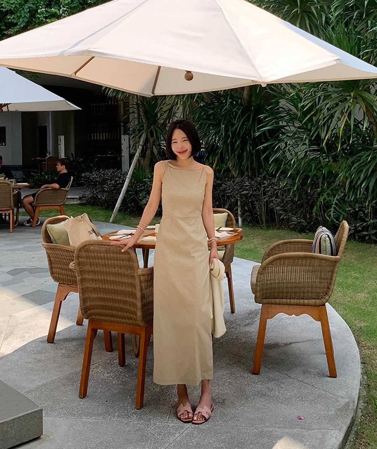 Gợi ý 10 cách diện váy hai dây xinh tươi cho chuyến du lịch mùa hè- Ảnh 9. Gợi ý 10 cách diện váy hai dây xinh tươi cho chuyến du lịch mùa hè- Ảnh 9.