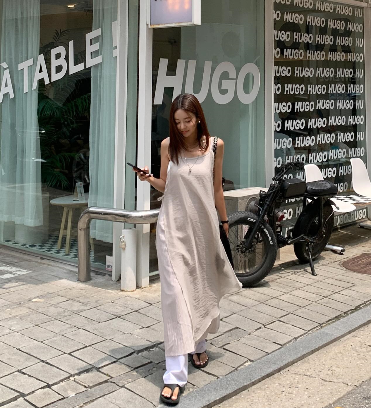 Gợi ý 10 cách diện váy hai dây xinh tươi cho chuyến du lịch mùa hè- Ảnh 1. Gợi ý 10 cách diện váy hai dây xinh tươi cho chuyến du lịch mùa hè- Ảnh 1.