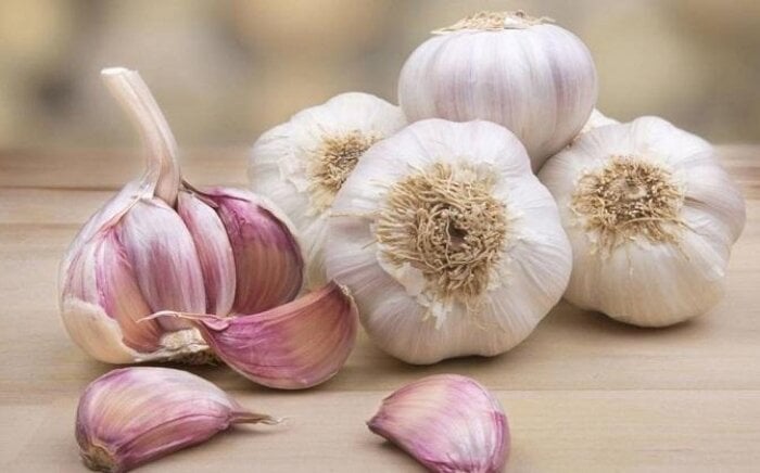 Tỏi là loại củ thường có trong bếp của mỗi gia đình. (Ảnh minh hoạ)