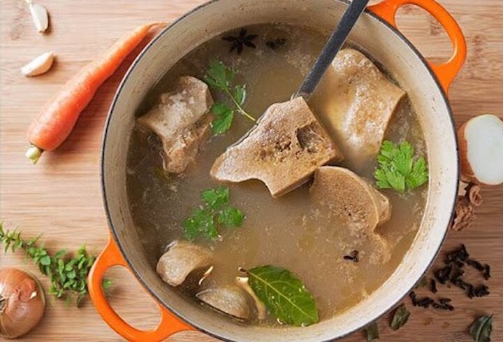 Nước hầm xương rất tốt cho sức khoẻ.