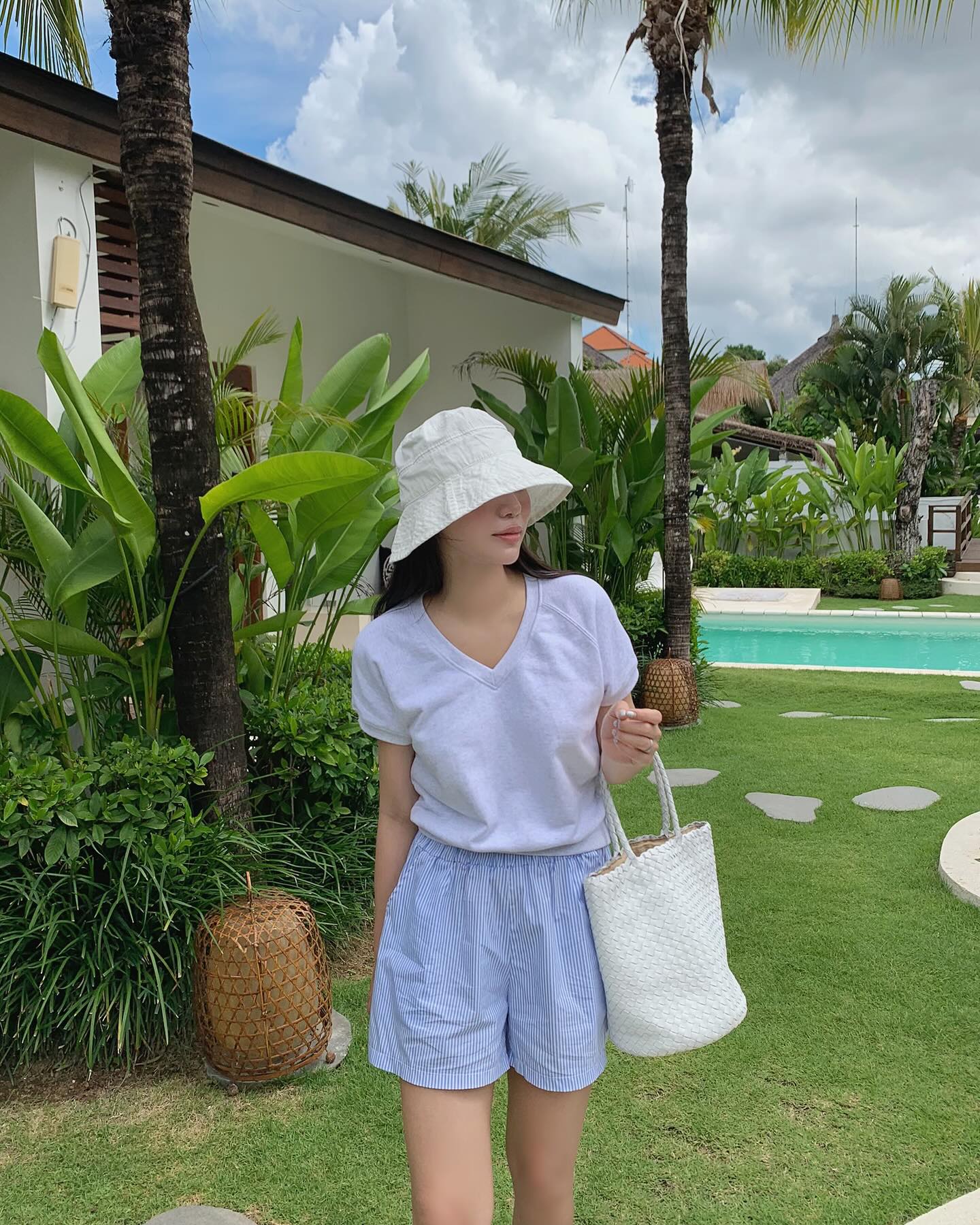 5 mẫu áo sáng màu trẻ trung và nhẹ mát nên có trong mùa hè- Ảnh 3. 5 mẫu áo sáng màu trẻ trung và nhẹ mát nên có trong mùa hè- Ảnh 3.