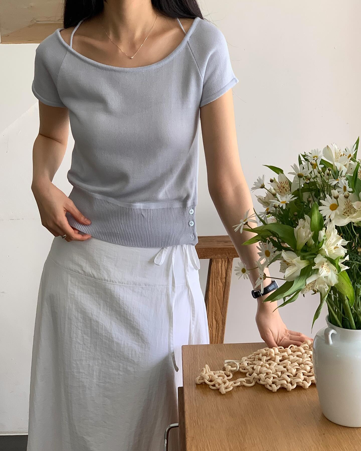 5 mẫu áo sáng màu trẻ trung và nhẹ mát nên có trong mùa hè- Ảnh 5. 5 mẫu áo sáng màu trẻ trung và nhẹ mát nên có trong mùa hè- Ảnh 5.