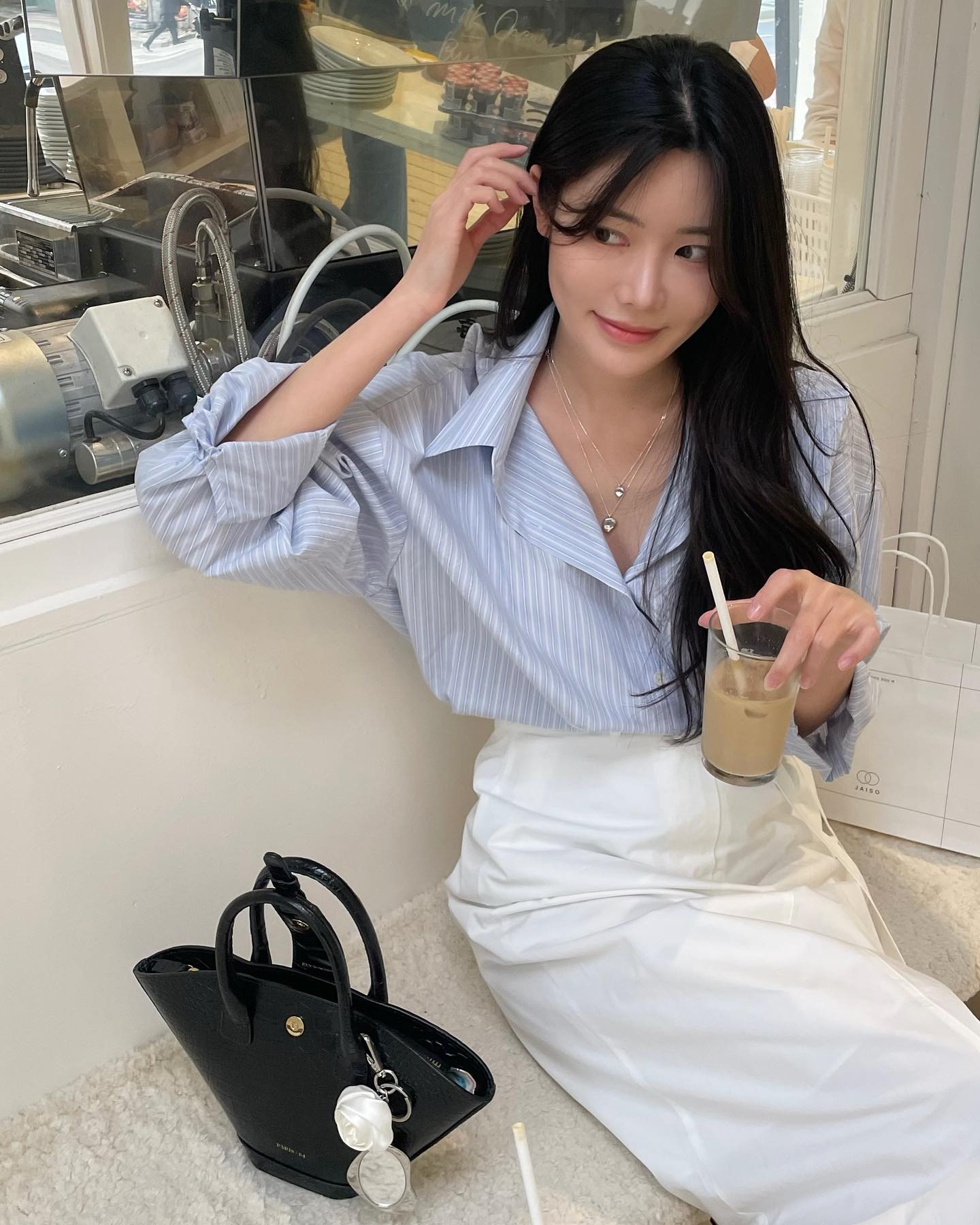 5 mẫu áo sáng màu trẻ trung và nhẹ mát nên có trong mùa hè- Ảnh 8. 5 mẫu áo sáng màu trẻ trung và nhẹ mát nên có trong mùa hè- Ảnh 8.