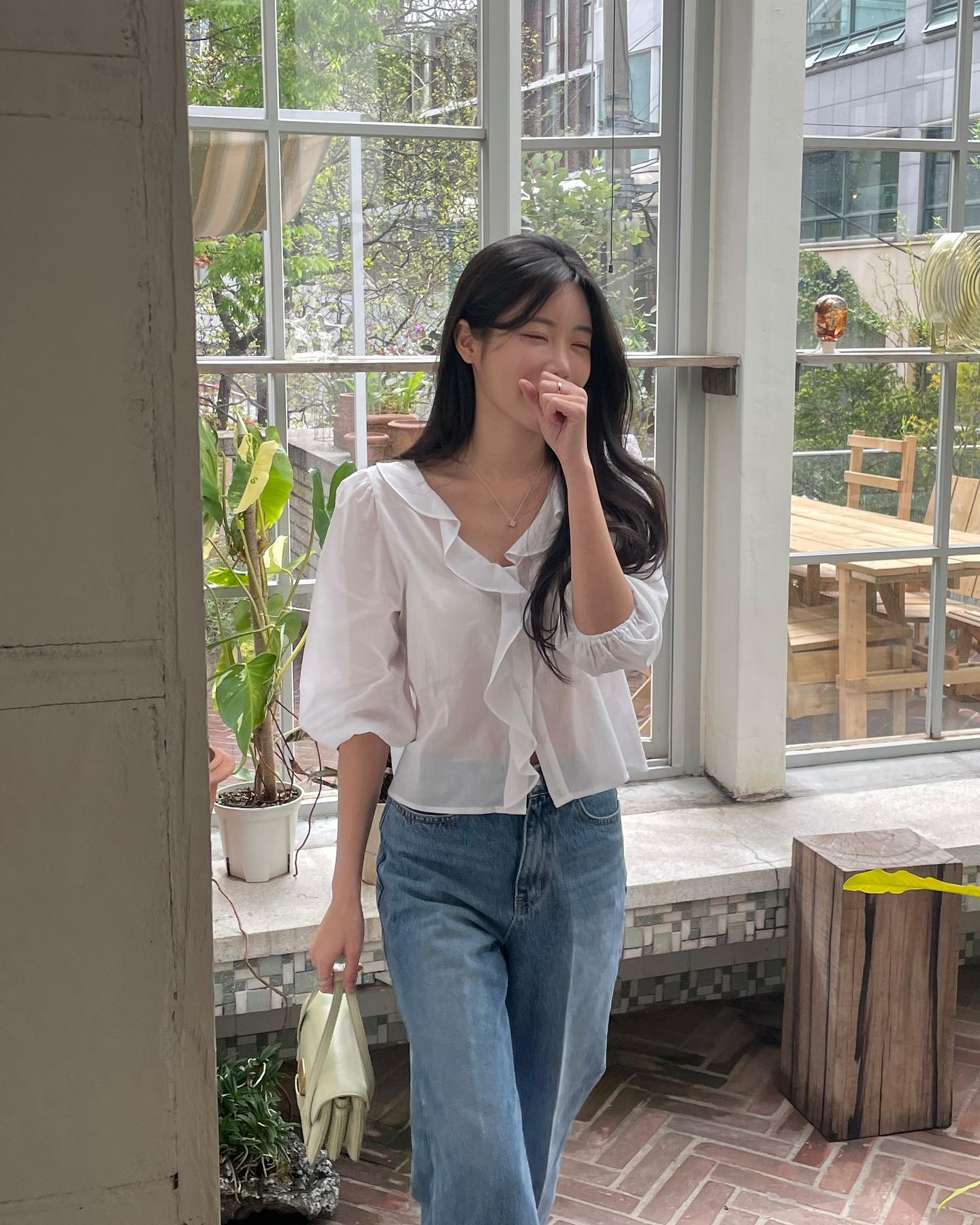 5 mẫu áo sáng màu trẻ trung và nhẹ mát nên có trong mùa hè- Ảnh 1. 5 mẫu áo sáng màu trẻ trung và nhẹ mát nên có trong mùa hè- Ảnh 1.