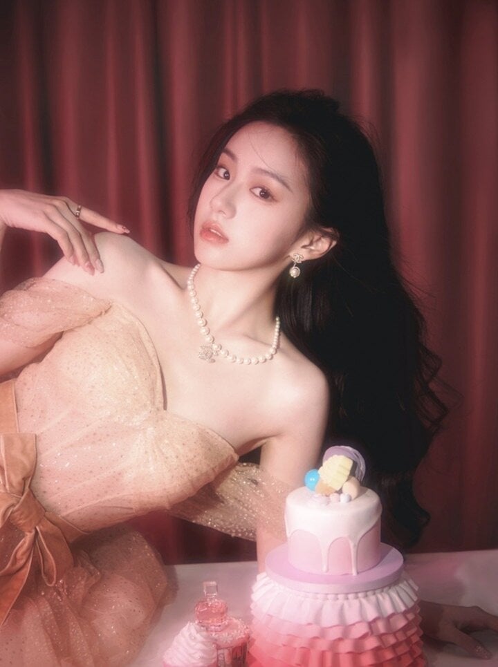 Sở hữu nhan sắc trời phú nhưng Bao Thượng Ân cũng vướng không ít ồn ào. Trong quá khứ, nữ diễn viên 10X từng bị tố ăn bánh cay trước khi diễn cảnh hôn với bạn diễn nam. Hành động của Bao Thượng Ân bị người cư dân mạng chê trách vì thiếu chuyên nghiệp dù phía nữ diễn viên đã lên tiếng thanh minh cô không cố ý gây khó dễ cho đồng nghiệp nam, do cảnh hôn đột ngột được sắp xếp nên Bao Thượng Ân không kịp chuẩn bị.