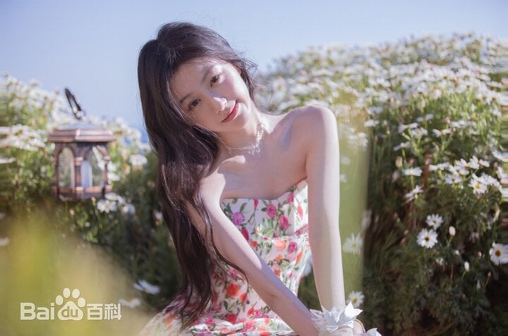 Dù gia nhập làng giải trí chưa lâu nhưng tên tuổi Bao Thượng Ân liên tục phủ sóng trên mạng xã hội nhờ những bộ ảnh nhan sắc ấn tượng. Bên cạnh đó, nữ diễn trẻ cũng gây chú ý khi liên tiếp tham gia đóng phim trong nhiều dự án lớn như vai Hoàng Dung phim "Thế giới võ hiệp Kim Dung", "Thủy long ngâm" hợp tác cùng La Vân Hi