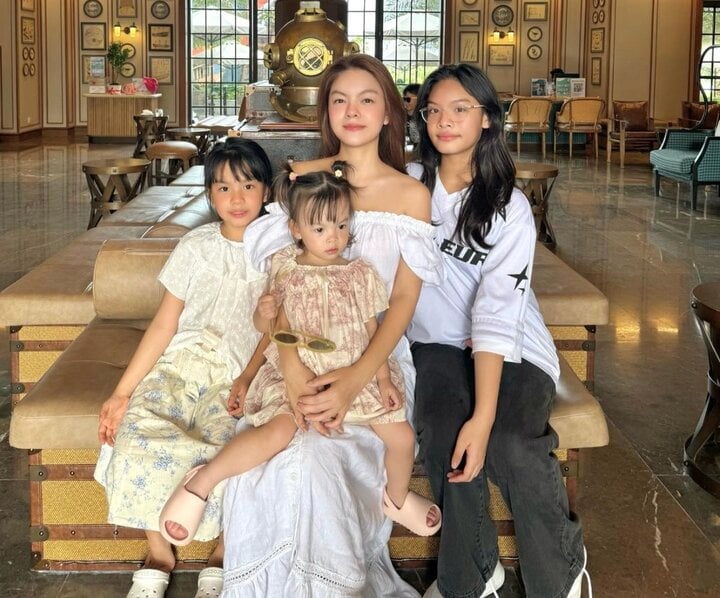 Phạm Quỳnh Anh và 3 con gái.