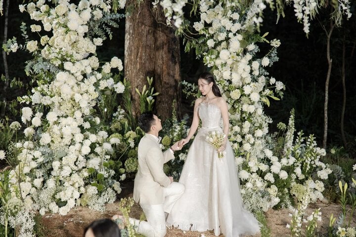 Theo đó, chú rể đã cầu hôn Midu trước đó, song vì anh quá xúc động nên hình ảnh lưu lại không được đẹp, Minh Đạt đã năn nỉ cô vợ nổi tiếng cho anh cơ hội cầu hôn lần hai để có những bức ảnh đẹp hơn.