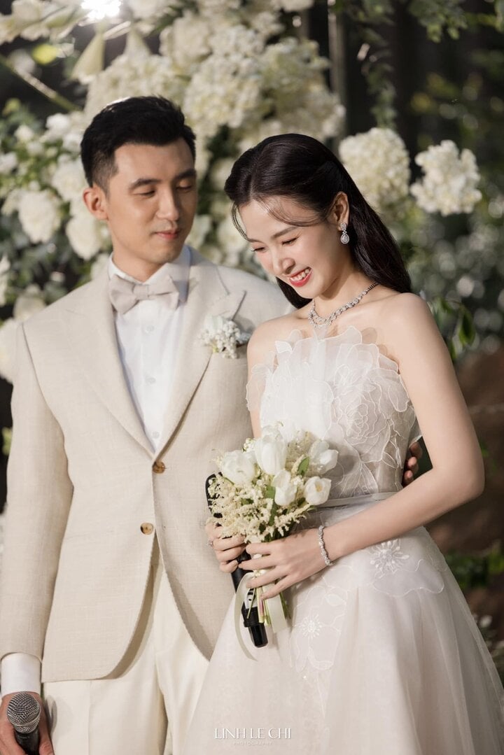 Suốt thời gian tìm hiểu, Midu và Minh Đạt khá kín tiếng. Cặp đôi chỉ xuất hiện cùng nhau duy nhất 1 lần trên thảm đỏ vào năm 2023 khi Midu đảm nhiệm vai nữ chính chính trong bộ phim "Khi ta 25".