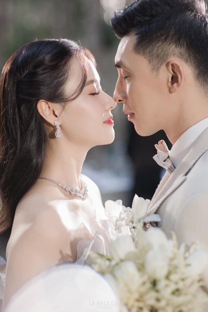 Trước đó, Midu cũng chia sẻ loạt ảnh cưới được chụp tại Paris, Pháp. Nhắc tới chồng sắp cưới, Midu xem anh là định mệnh, là "một người thuộc về mình". Được biết, sau tiệc cưới bí mật, Midu và chồng trẻ sẽ tổ chức hôn lễ vào ngày 29/6 tới.