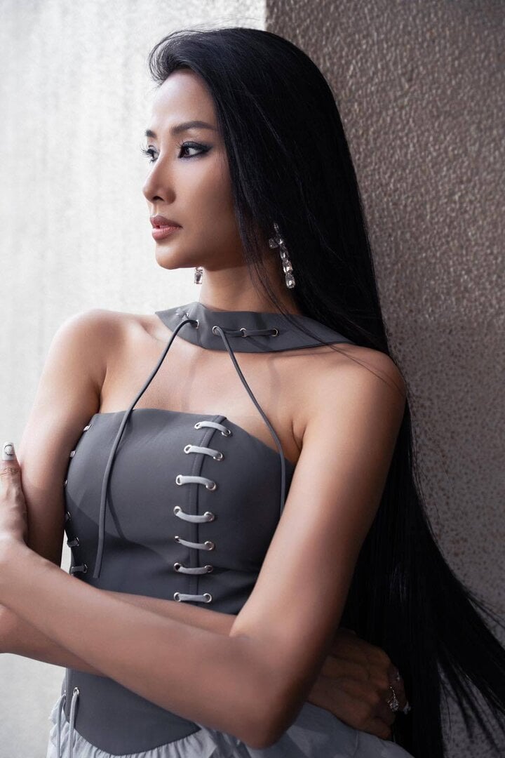 Hoàng Thuỳ từng có bài đăng dài kể lại ồn ào bị "cầm nhầm" túi.