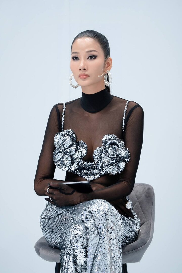 Ồn ào của Hoàng Thuỳ và Hương Giang - Dược sĩ Tiến đang gây xôn xao.