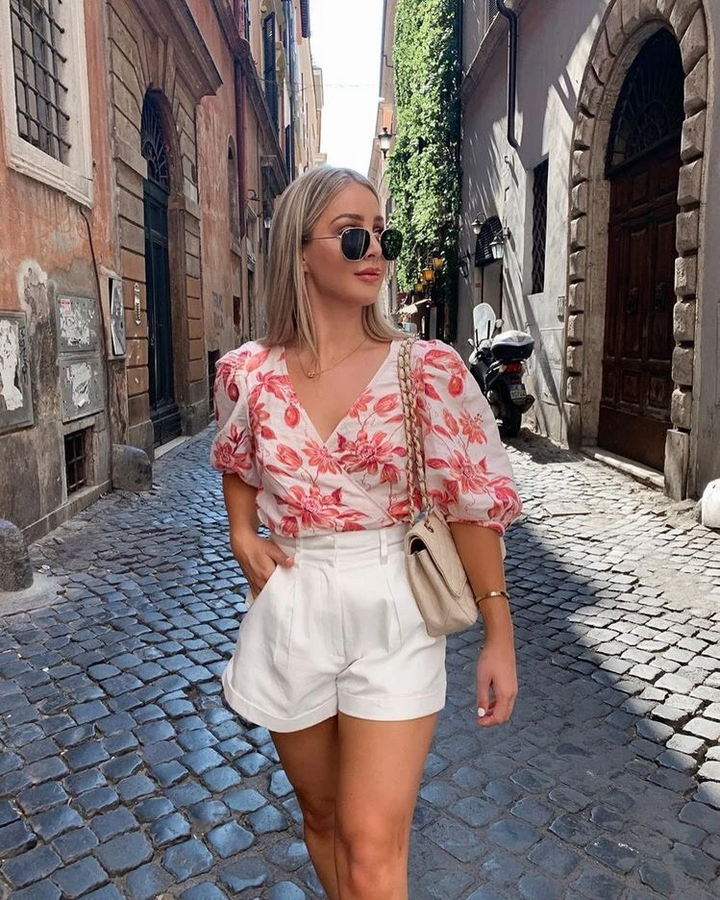 Áo blouse kết hợp quần shorts trắng phù hợp với phong cách của những cô nàng điệu đà.