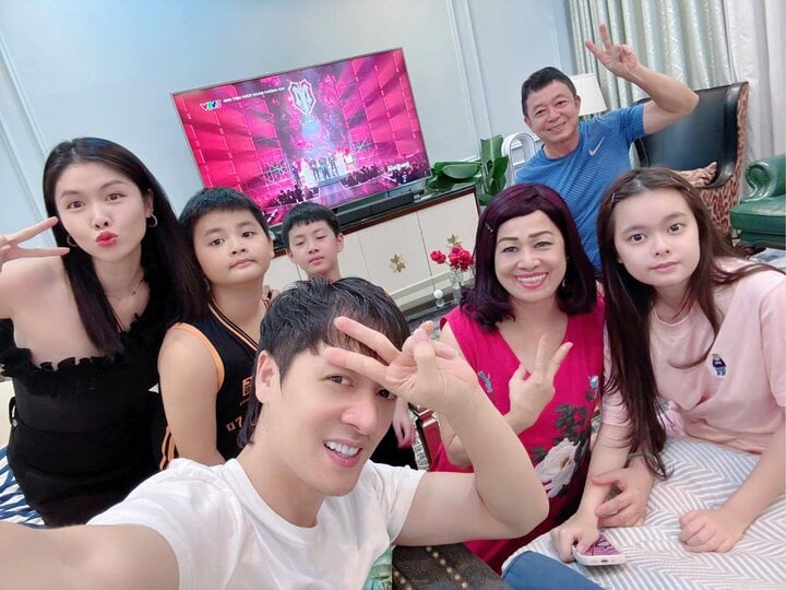 Sự trở lại của Đăng Khôi trong chương trình "Anh trai vượt ngàn chông gai" sau 10 năm vắng bóng nhận được sự quan tâm của khán giả. Nam ca sĩ cho hay những năm qua, anh gác lại sự nghiệp để chăm lo cho vợ con và đồng hành với mẹ ruột - mẹ vợ vượt qua căn bệnh ung thư.