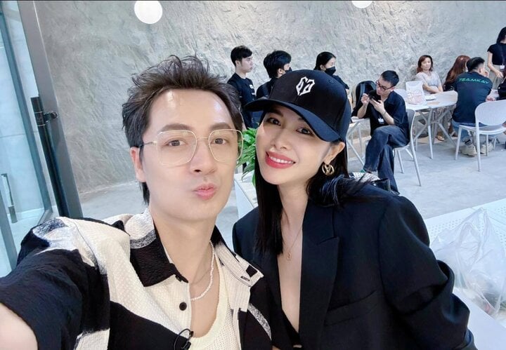 Đăng Khôi và bà xã Thuỳ Anh yêu nhau từ năm 2005. Đến năm 2009, họ chính thức trở thành vợ chồng và có cuộc sống hôn nhân viên mãn khiến nhiều người ngưỡng mộ. Trong gần 20 năm bên nhau, cặp đôi vẫn giữ được lửa tình yêu bởi sự thấu hiểu, tôn trọng lẫn nhau.