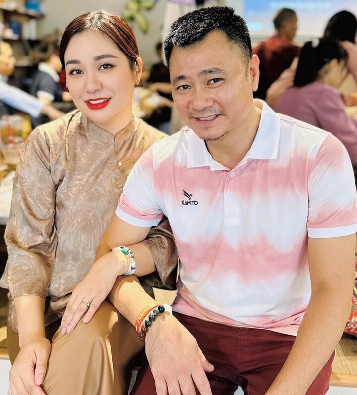 Việc NSND Tự Long tham gia chương trình "Anh trai vượt ngàn chông gai" thu hút sự quan tâm của khán giả. Sau 2 tập lên sóng, tính cách hài hước của anh nhận được nhiều sự yêu mến của khán giả. Bên cạnh sự nghiệp, Tự Long còn có một tổ ấm hạnh phúc bên bà xã Minh Nguyệt, là giảng viên Đại học Văn hóa Nghệ thuật Quân đội. Vợ chồng anh hiện có ba con "đủ nếp đủ tẻ".