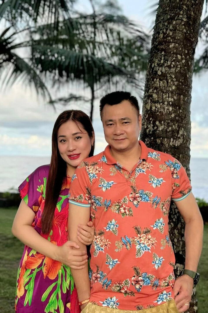 Khi chồng tham gia "Anh trai vượt ngàn chông gai", bà xã nam nghệ sĩ cũng thường xuyên bày tỏ sự ủng hộ, động viên bạn đời. Tự Long từng cho biết bà xã anh quan niệm chồng là nghệ sĩ của công chúng nên phải chỉn chu vẻ bề ngoài. Vì thế, cô không ngại sắm sửa để anh đẹp trong mắt mọi người.