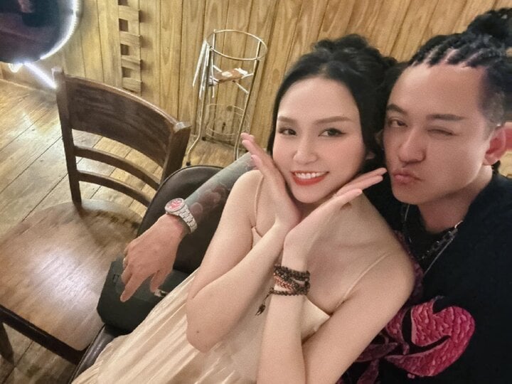 Không chỉ sự nghiệp mà cuộc hôn nhân hạnh phúc của "anh tài" Tuấn Hưng với bà xã kém 12 tuổi Hương Baby cũng gây chú ý không kém. Sau 10 năm về chung một nhà, cặp đôi có với nhau 3 người con. Hương Baby là hậu phương vững chắc, luôn đồng hành cùng chồng. Khi chồng tham gia “Anh trai vượt ngàn chông gai”, Hương Baby dù bận rộn song vẫn dành thời gian cùng các con vào TP.HCM ủng hộ chồng và luôn động viên, hỗ trợ về mặt tinh thần cho anh.