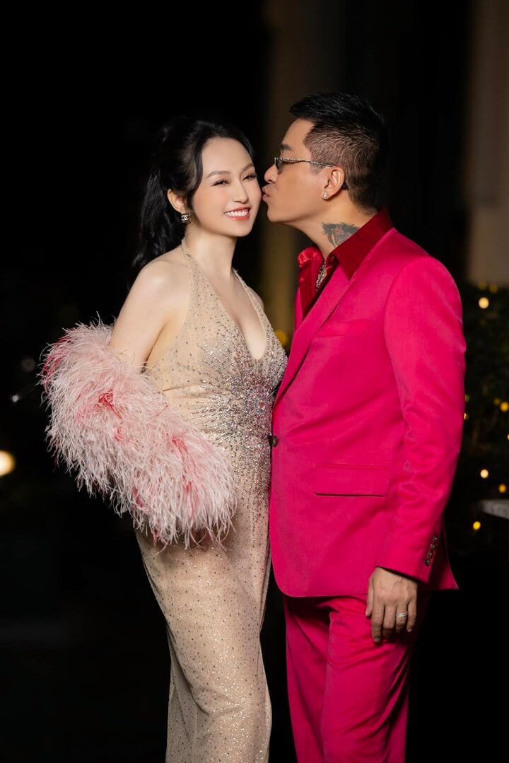 Về điều này, Tuấn Hưng tự hào viết: "Chặng đường chông gai này luôn trở nên ấm áp và vững tin vì bên cạnh lúc nào cũng có nàng thơ của mình hết lòng hỗ trợ và động viên. Vẫn biết em yêu thương và ủng hộ mình trong cuộc sống bao năm qua nhưng lần này em đã sát cánh bên cạnh mình trong một sân chơi lớn như thế này. Em lo từ trang phục, ăn uống ngủ nghỉ. Cảm ơn tình yêu". Trước đó, Tuấn Hưng cũng từng thừa nhận anh là người yêu và sợ vợ nhất showbiz.