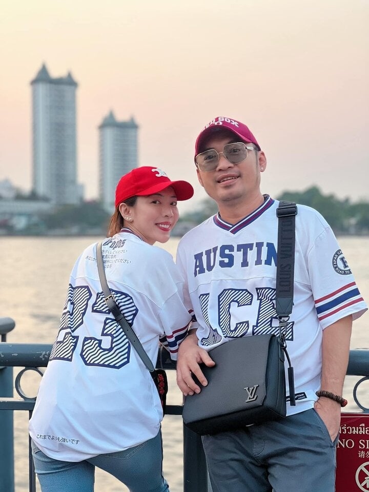 Nói về sự sát cánh của Thu Trang, Tiến Luật tâm sự khi đến với gameshow: "Vợ tôi luôn hiểu, cảm thông, chia sẻ và đưa ra những lời khuyên đúng đắn cho quá trình làm nghề của tôi. Vợ đã ủng hộ, khuyên tôi nên tham gia chương trình”.