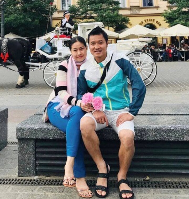 Tham gia "Anh trai vượt ngàn chông gai", danh thủ Hồng Sơn chính là người lớn tuổi nhất trong dàn 33 anh tài của chương trình. Theo đó không chỉ có sự nghiệp thi đấu vang dội, Hồng Sơn còn được ngưỡng mộ bởi hôn nhân hạnh phúc. Đằng sau thành công của Hồng Sơn là hình bóng của một người phụ nữ có tên Hồng Hải.