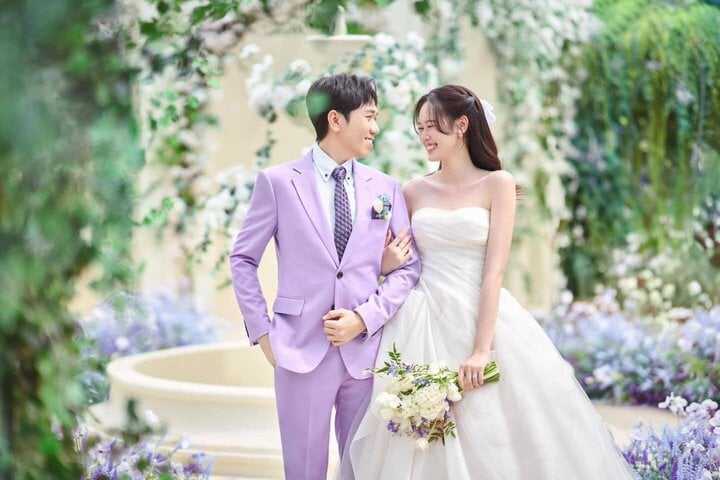 Anh Đức xuất hiện bảnh bao, chỉn chu trong bộ vest màu tím.