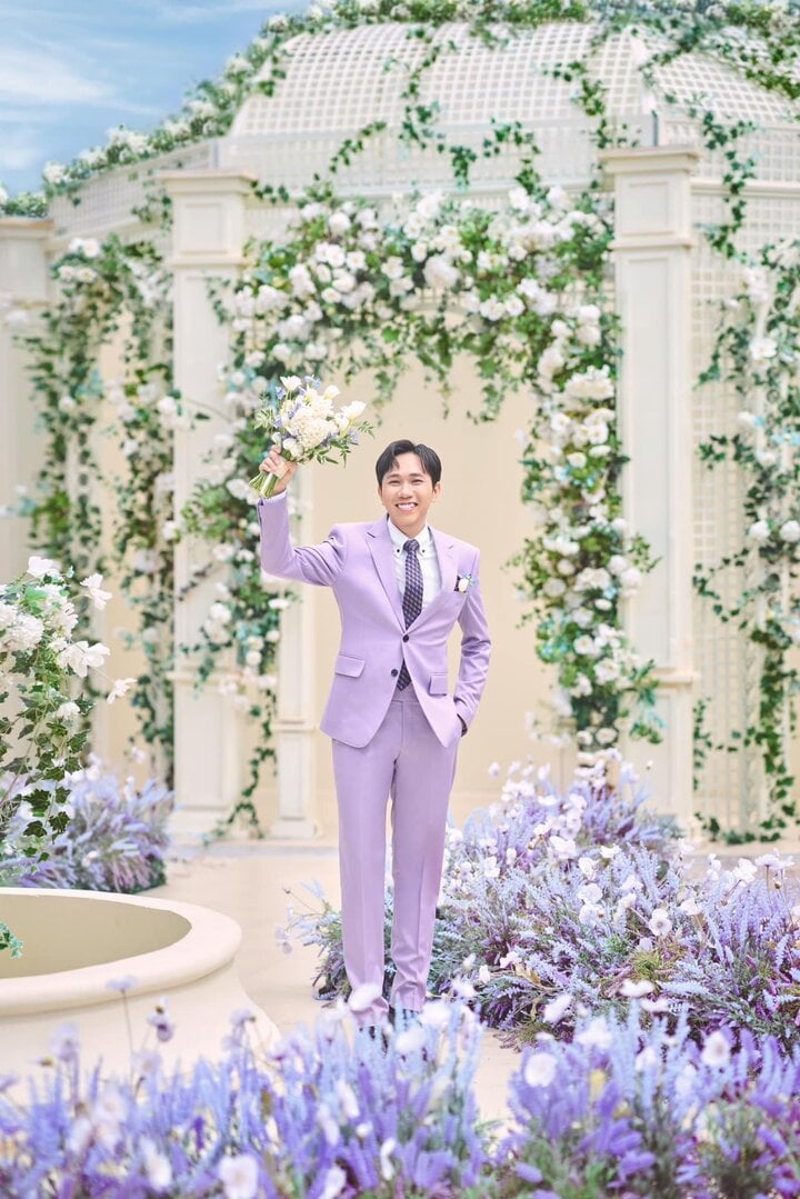 Nam diễn viên nở nụ cười rạng rỡ, ngập tràn hạnh phúc khi sắp về chung nhà với bạn gái kém 12 tuổi.