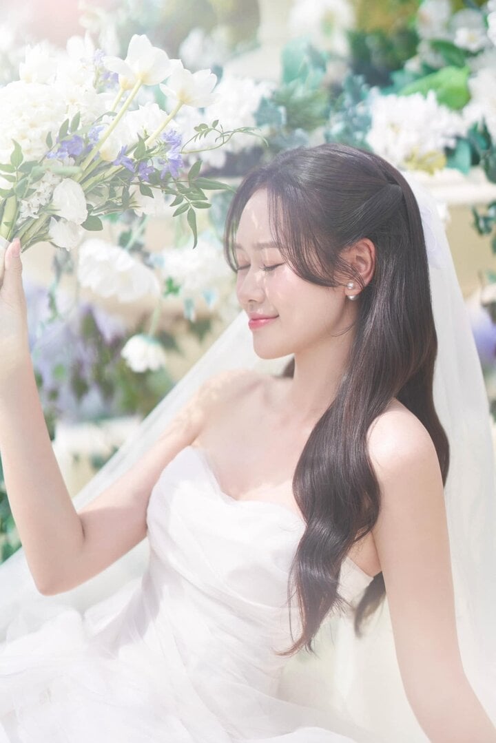 Phong cách trang điểm nhẹ nhàng càng làm nổi bật nhan sắc xinh đẹp, trong trẻo của cô dâu.