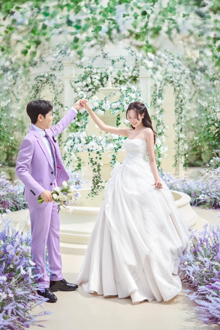 Kèm theo bộ hình, Anh Đức chia sẻ: “Xin cảm ơn những lời chúc phúc của bạn bè, người thân và khán giả trong những ngày qua. Hai đứa em vẫn còn đang lâng lâng hạnh phúc, cảm xúc thật khó diễn tả".