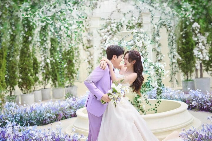 Trong khi đó, diễn viên Quỳnh Anh viết: “Chúng em nhận được rất nhiều lời chúc phúc. Cảm ơn bạn bè, người thân, anh chị, thầy cô đã gửi những lời yêu thương. Chúng em cười mãi thôi”.