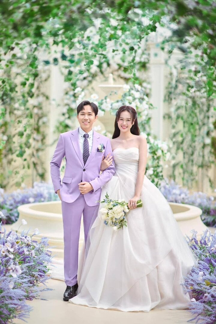 Diễn viên Anh Đức và bạn gái Quỳnh Anh vừa chia sẻ loạt ảnh cưới ngọt ngào, lãng mạn. Bộ ảnh được thực hiện trong bối cảnh ngập tràn sắc hoa với tông màu chủ đạo là trắng và tím.