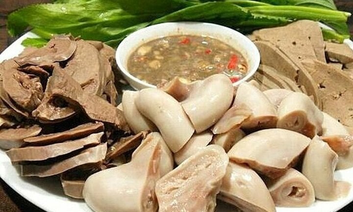 Nhập viện cấp cứu sau vài ngày ăn lòng lợn