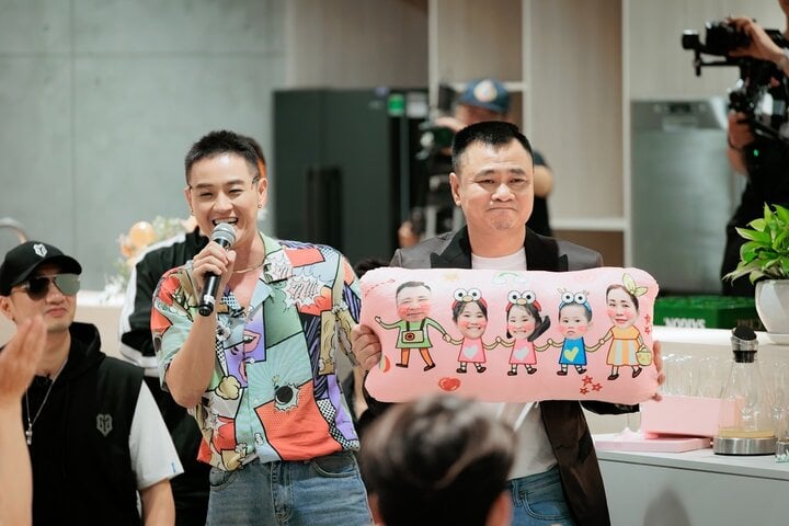 Thanh Duy in hình các thành viên trong gia đình lên gối ôm để tặng NSND Tự Long.